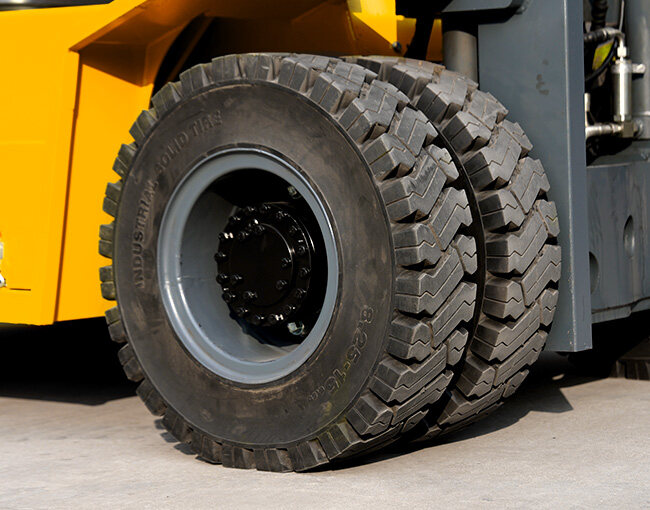 Anti-skid and wear-resistant tires
